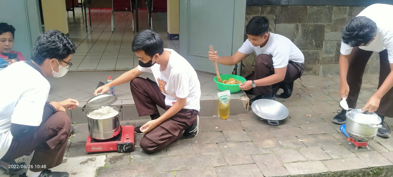 Kontingen Jamnas XI Kwarcab Jakbar Belajar Masak Makanan Khas Jakarta