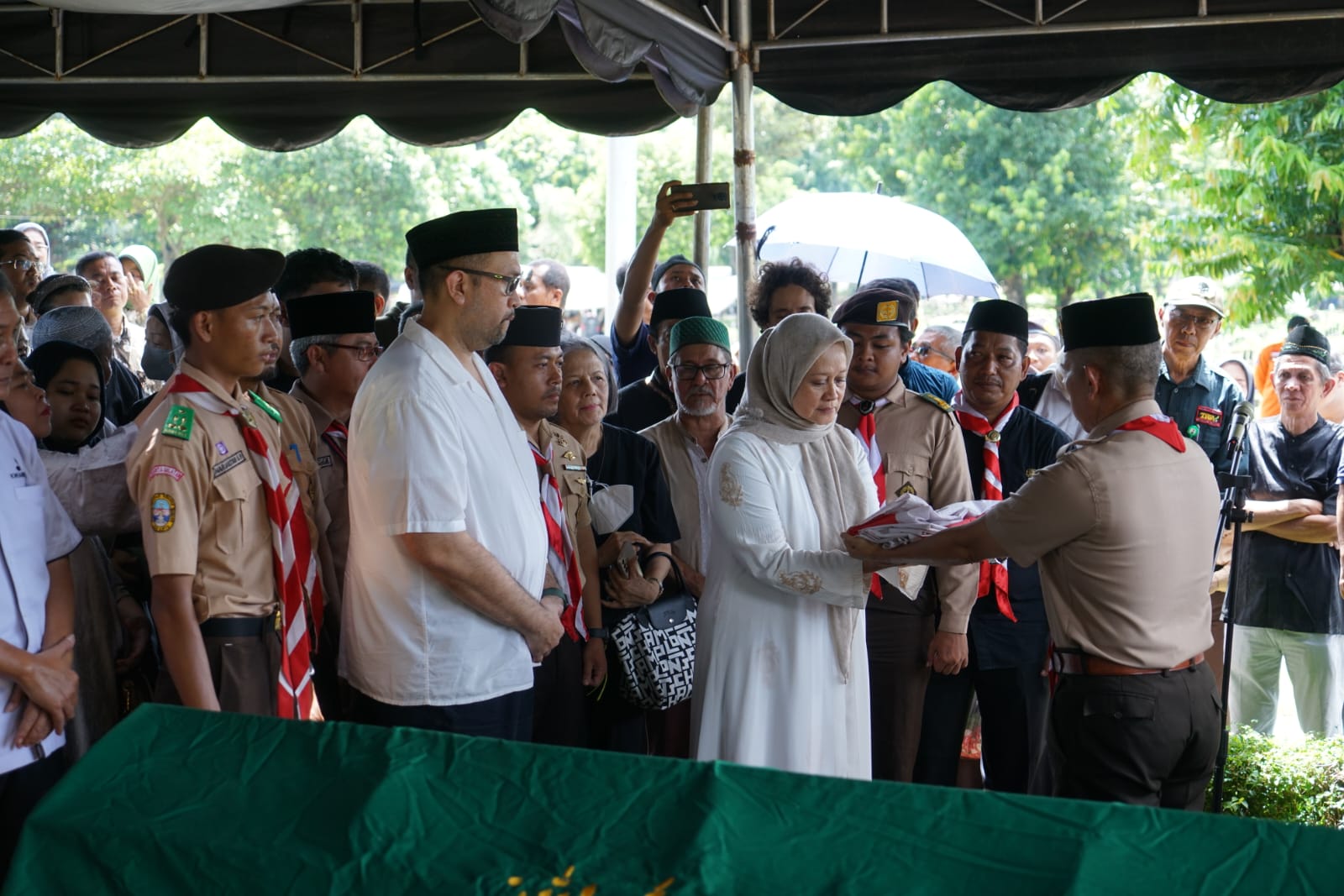 Foto Prosesi Pemakaman  Ketua Kwarda DKI Jakarta