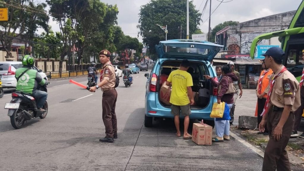 Wujudkan Mudik Aman dan Nyaman, Pramuka Jaksel Bantu Pemudik di Terminal Lebak Bulus