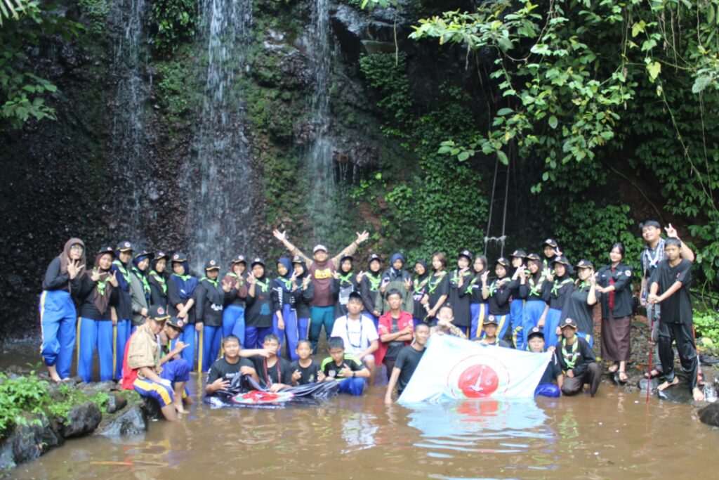 Belajar Mandiri dan Disiplin di Alam Terbuka, SMPN 63 Gelar Perkemahan KEDIP di Curug Ciputri