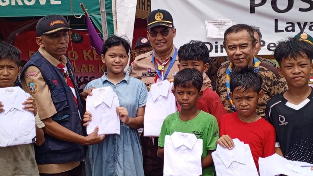 Pramuka Jakarta Selatan dan PGRI Salurkan Bantuan untuk Korban Kebakaran di Kapuk Muara
