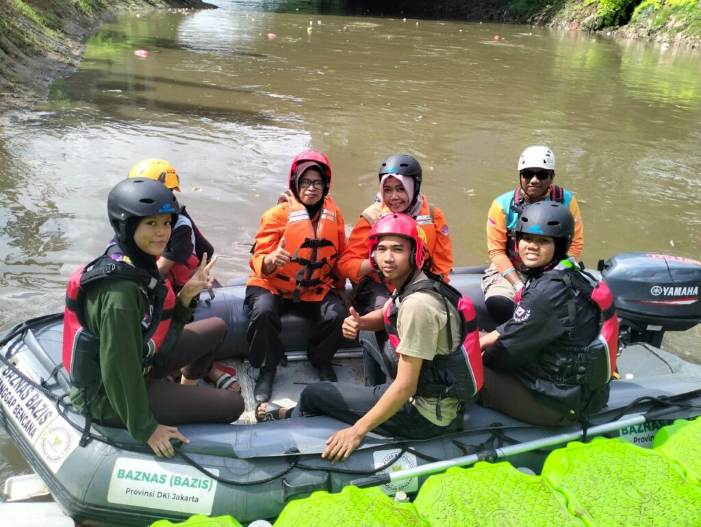 Pramuka Peduli Kwarran Kramat Jati Ikut Susur Sungai di BNI City