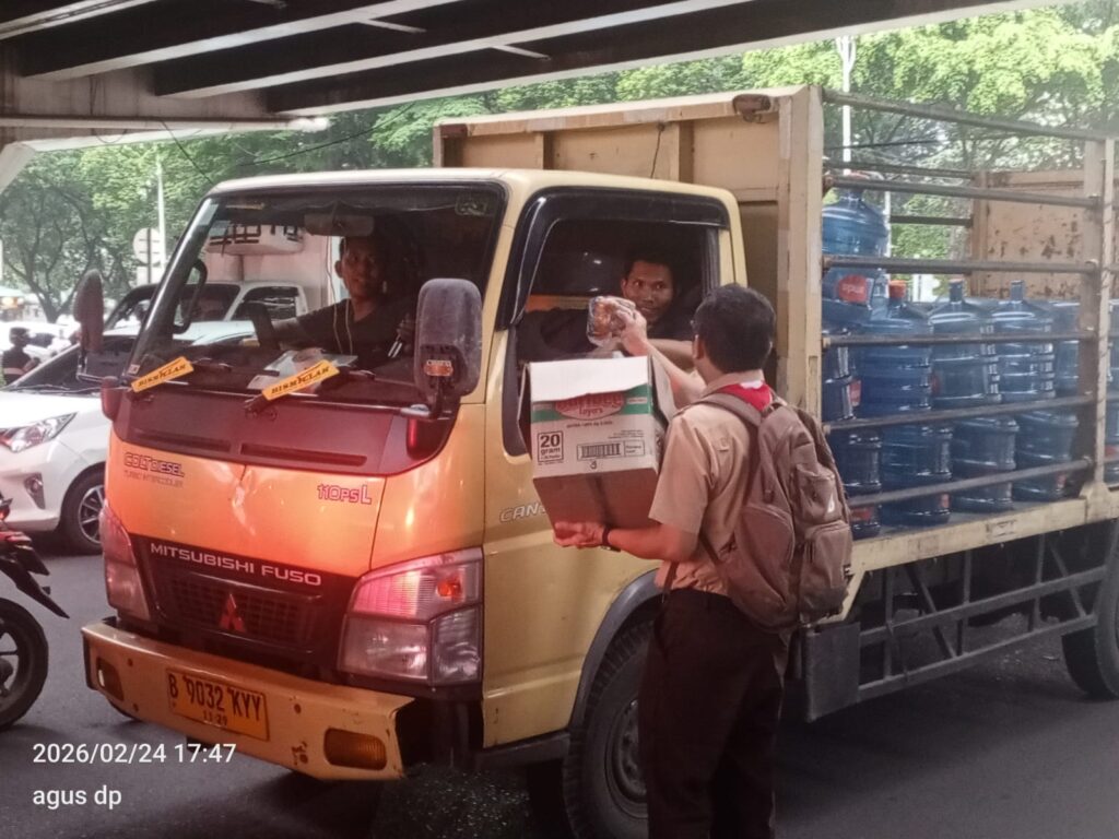 Hari Keempat Ramadan, Kwarran Cilandak Bagikan 6.913 Paket Takjil di Simpang Fatmawati