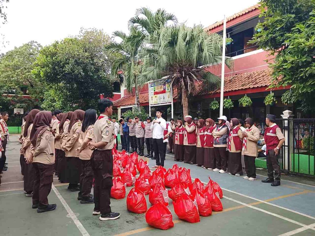 Kwarran Tambora Bagikan 1.000 Paket Takjil untuk Masyarakat di Stasiun Duri dan Jembatan Lima