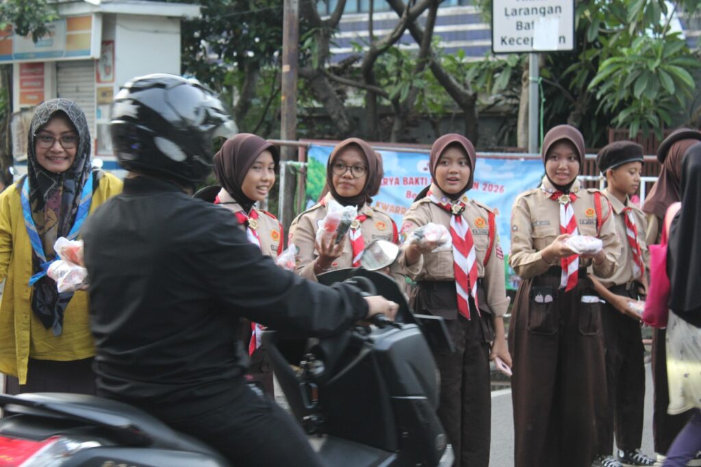 Pramuka SMPN 153 Jakarta Selatan Bersama Kwarran Kebayoran Lama Berbagi Takjil di Rawa Kemiri