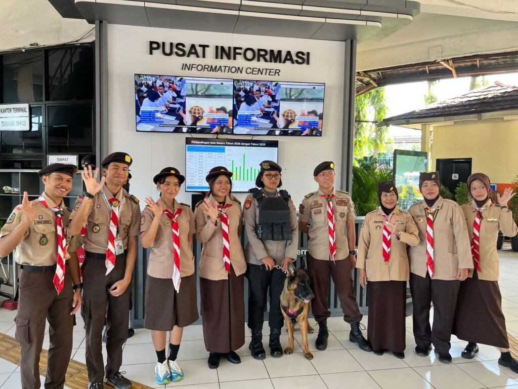 Pramuka Terjun Langsung di Terminal Kampung Rambutan, Bantu Ciptakan Mudik Aman dan Tertib