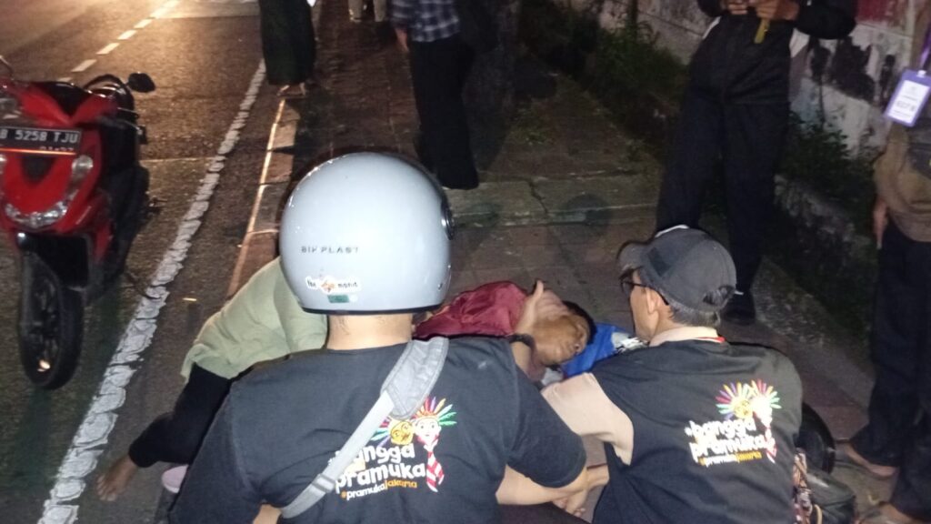 Satgas Pramuka Peduli DKI Jakarta Bantu Evakuasi Korban Kecelakaan Tunggal di Cipinang