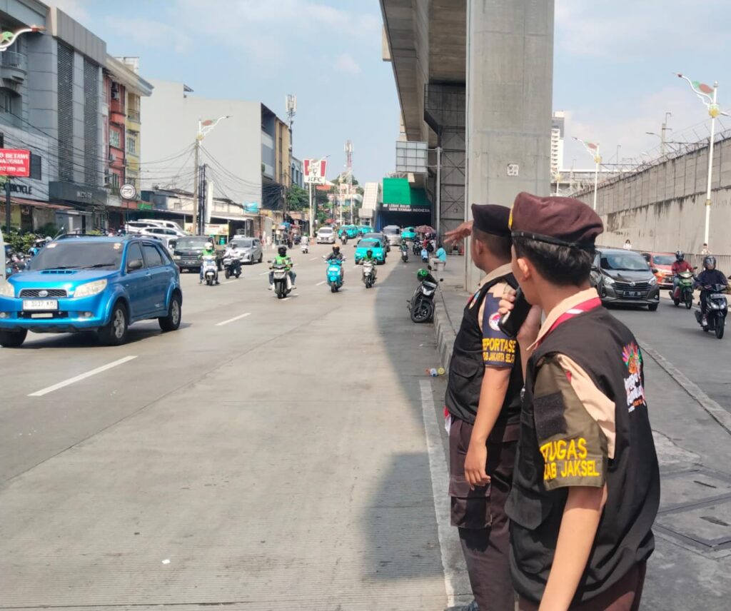 Pramuka Jaksel Turun Tangan di Terminal Lebak Bulus! Bantu Pemudik dan Atur Lalu Lintas Jelang Lebaran