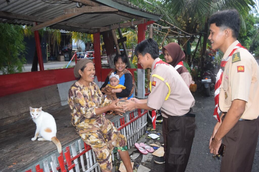 Aksi Keren Pramuka Gen Z SMK 1 Cengkareng, Turun Langsung Bantu Warga di Bulan Ramadan
