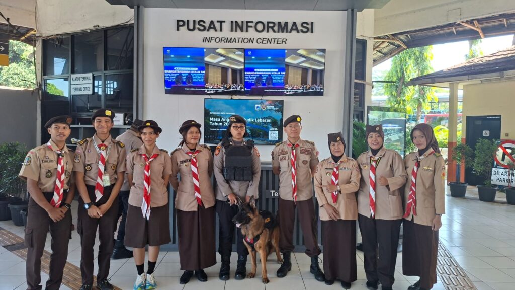 Siap Melayani Pemudik: Penegak Kwarran Kramat Jati Hadir dalam Karya Bakti Lebaran 2026 di Terminal Kampung Rambutan