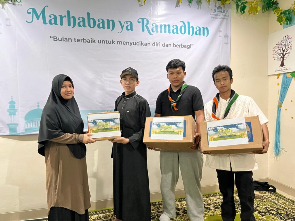 Menginspirasi! Pramuka SMKN 19 Jakarta Tebar Kepedulian Lewat Aksi “Berbagi Kurma” di Panti Yauma