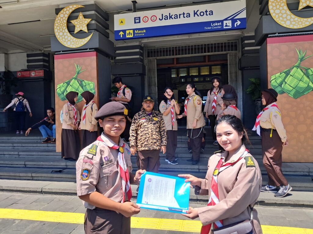 Humanis dan Sigap! Pramuka Tamansari Bantu Penumpang dan Jaga Ketertiban Stasiun Jakarta Kota