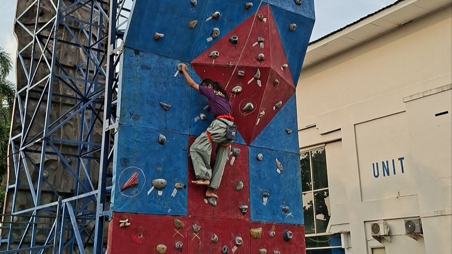 Uji Adrenalin! Pramuka SMAN 85 Jakarta Jajal Wall Climbing di Universitas Budi Luhur