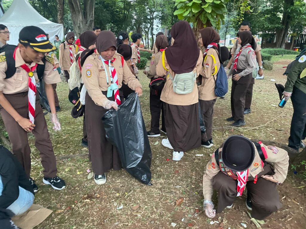 Disaksikan Gubernur, 200 Pramuka Jakarta Gelar Aksi Bersih Sampah dan Kampanyekan Pilah Sampah ke Masyarakat di Tugu Proklamasi