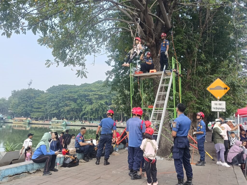 Pramuka Saka Yudha Brama Jaya dan Damkar Hadirkan Flying Fox Gratis di HBKB Danau Sunter