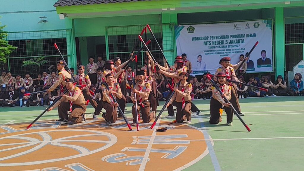 Yel-Yel hingga Dance Semaphore, Demos Pramuka MTsN 5 Jakarta Sukses Pikat Peserta Didik Baru