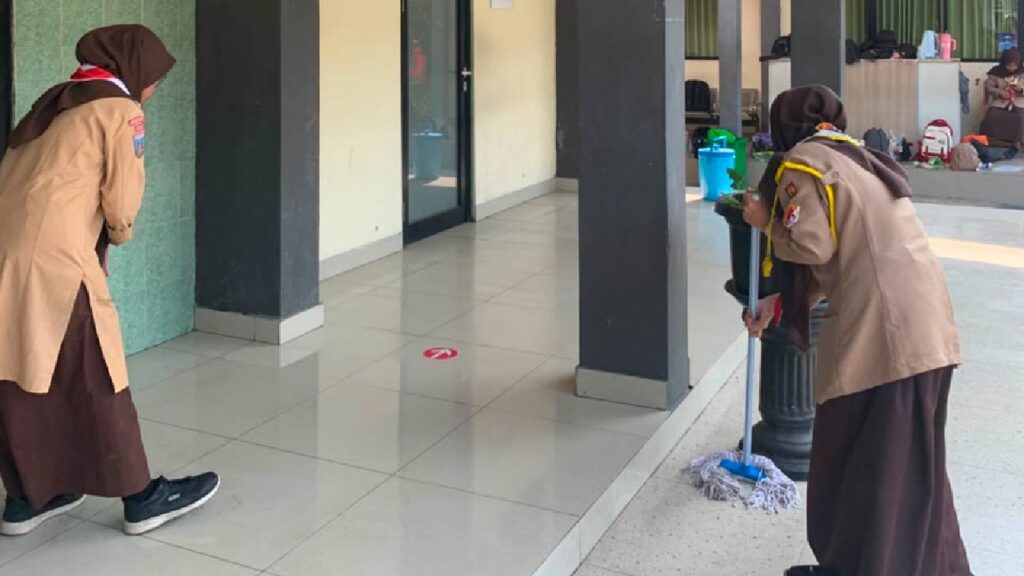 Pramuka MAN 17 Jakarta Tanamkan Kepedulian Lingkungan Melalui Aksi Bersih Ambalan dan Pengumpulan Minyak Jelantah
