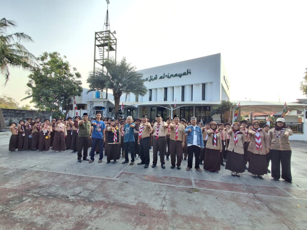 Hebat! 113 Pramuka Penggalang Jakbar Turun Tangan Dalam Gerakan Aksi Untuk Lingkungan (GAUL), Bersihkan Masjid Al-Inayah