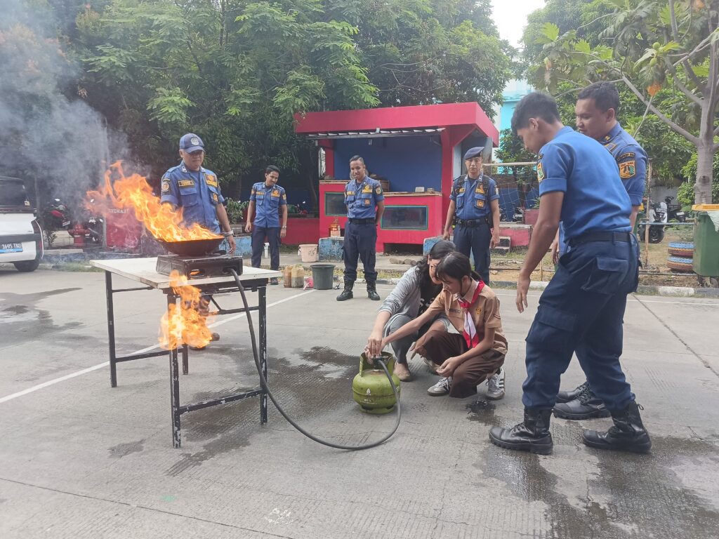 Pramuka Homeschooling Belajar Profesi Damkar dan Keselamatan Penggunaan Kompor Gas di Jakarta Utara