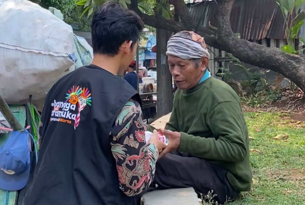 Pramuka UIN Jakarta Berbagi di Hari Batik Nasional, Hadirkan Semangat Pancasila di Tengah Masyarakat